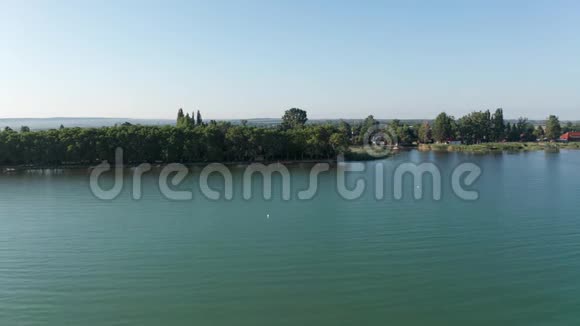 匈牙利巴拉顿湖的空中景色视频的预览图