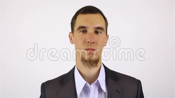 灰色背景下一个留胡子的年轻人的肖像视频的预览图