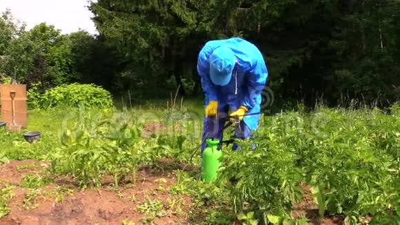 农夫穿防水衣服准备农药化学品视频的预览图