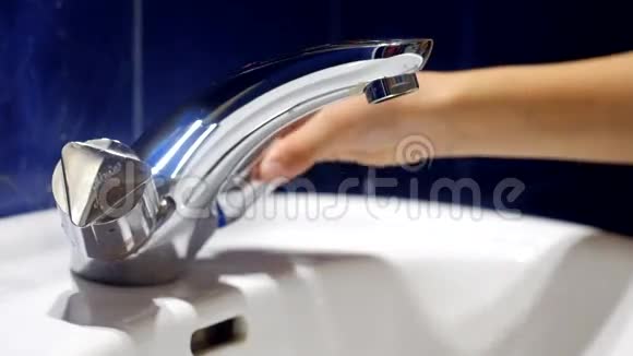 男孩打开水龙头洗手视频的预览图