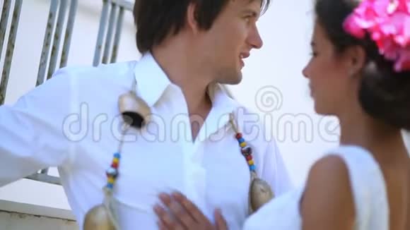 新婚快乐希腊感情的温柔视频的预览图