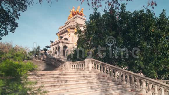 西班牙巴塞罗那太阳光喷泉楼梯公园西乌塔德拉4k时间流逝视频的预览图