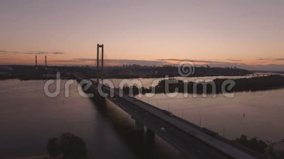 日落时分桥上有空中无人机拍摄的画面视频的预览图