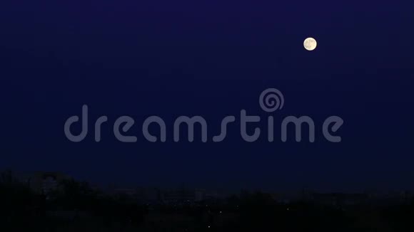 满月穿过天空视频的预览图