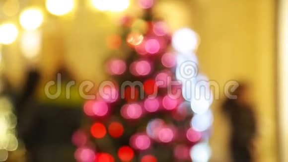 有灯光的圣诞树视频的预览图
