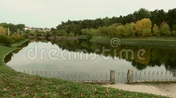 城市里的湖秋天的白天光滑的娃娃射击视频的预览图