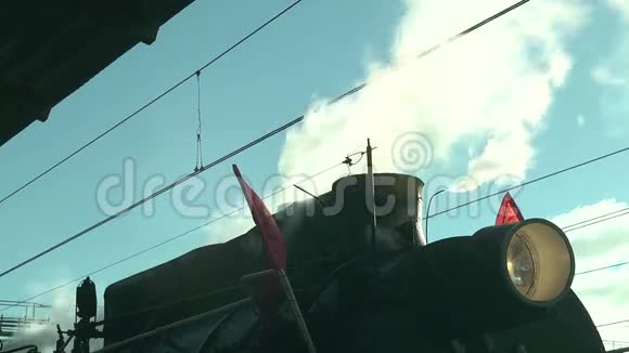 火车从管道中排出蒸汽视频的预览图