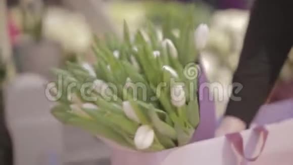 许多郁金香在花店里视频的预览图