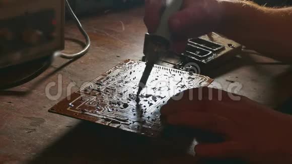老人修理芯片无线电技师烟来修理烙铁工程师或技术员的生活方式视频的预览图