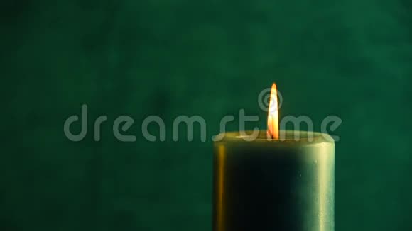 提尔蜡烛颤抖着从绿色中喷出火焰吹灭视频的预览图