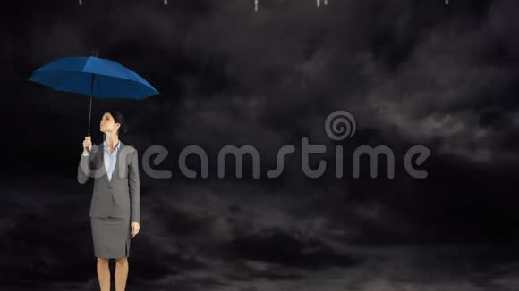 雨下带伞的女人视频的预览图