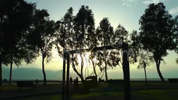 日落时的游乐场和树视频的预览图