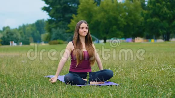 年轻的白种人女人通过早上在户外练习瑜伽来放松美丽的女人在做瑜伽视频的预览图