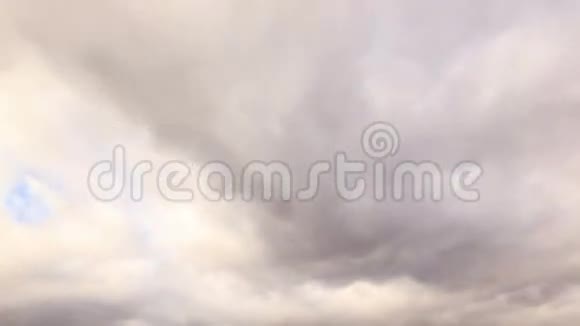 干草上的云从上到下时间L视频的预览图