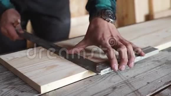男性手用尺子和铅笔特写在工作的专业木匠视频的预览图