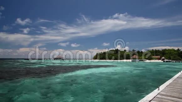 马尔代夫从大桥到岛屿的景色视频的预览图