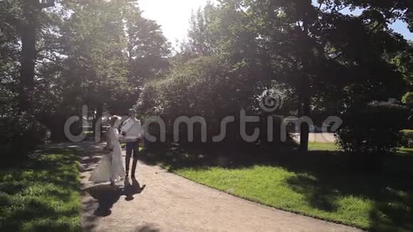 新郎新娘在户外公园散步视频的预览图