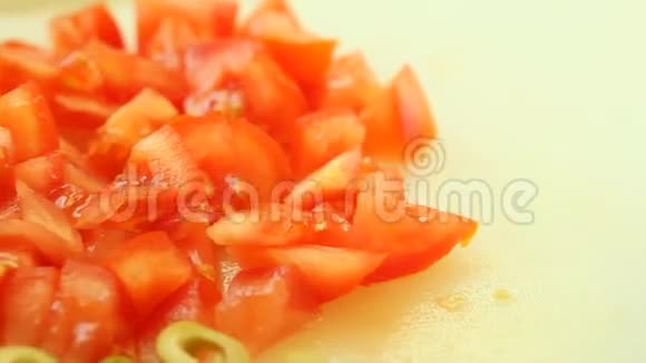 食物肉片和白切片上的绿色橄榄蔬菜视频的预览图