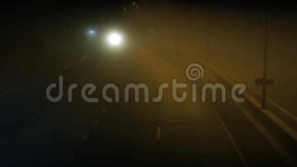 从桥上看道路夜晚视频的预览图