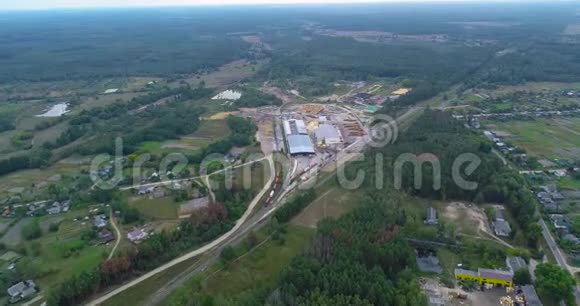 飞过一个大锯木厂锯木厂上的机械设备飞过锯木厂的原木仓库视频的预览图