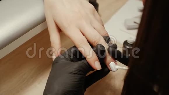 美容院指甲修剪视频的预览图