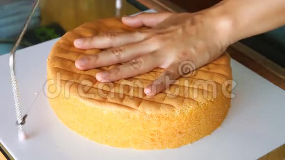 面包师把蛋糕切成两半视频的预览图