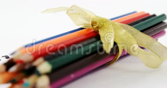 彩色铅笔放在螺旋书上视频的预览图