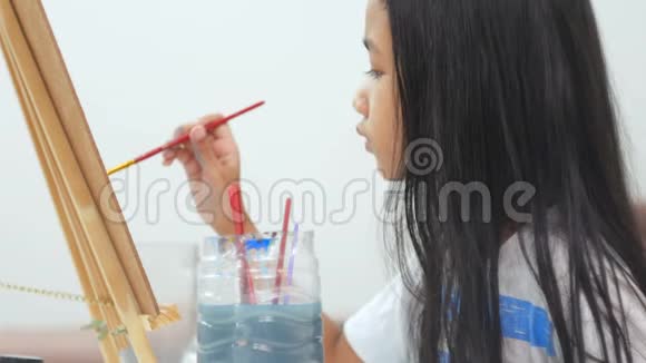 亚洲小女孩绘画艺术教育理念视频的预览图