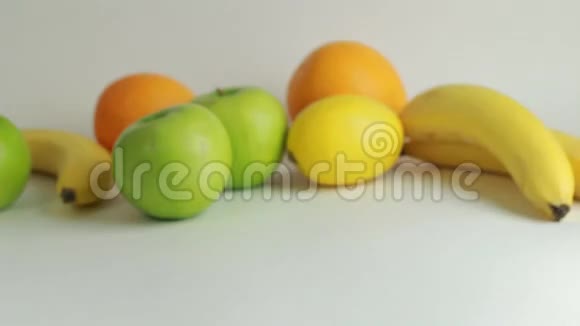 白色背景的美味柑橘水果视频的预览图