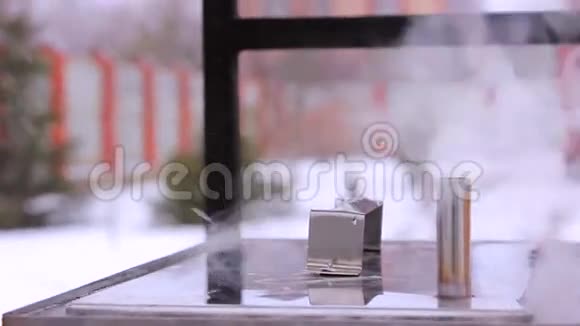 吸烟盒盖上的吸烟烟囱视频的预览图