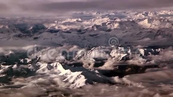 落石山上的云薄云白山视频的预览图