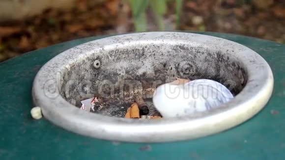 烟灰缸上有几个烟头不健康死亡视频的预览图