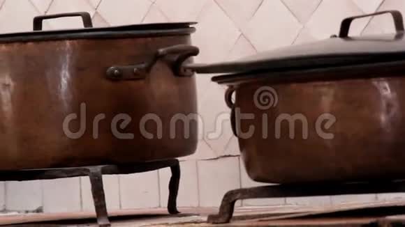 一组煮锅一套棕色的锅视频的预览图