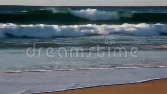 巨浪飞溅逼近海岸视频的预览图