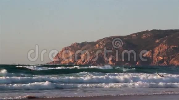 巨浪冲向宽阔的海岸线海水运动冲浪视频的预览图