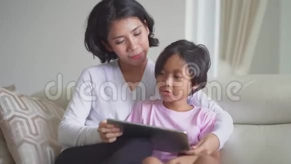 年轻的母亲和女儿用平板电脑视频的预览图