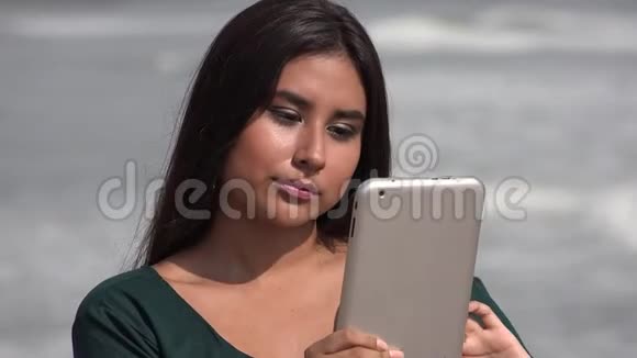 西班牙裔女性青少年使用平板电脑视频的预览图