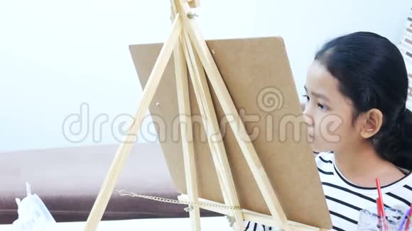 亚洲小女孩绘画艺术教育理念视频的预览图