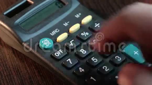 男商人用手按计算器上的键视频的预览图
