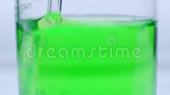 透明化学皿壁上带有空气的气泡视频的预览图