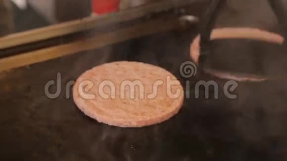 煎锅烤架中的两个鲜肉片视频的预览图