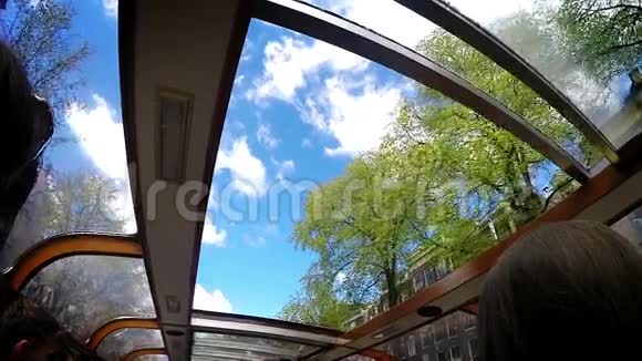 阿姆斯特丹运河船天窗慢动作天景视频的预览图