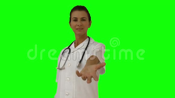 微笑的女医生伸出她的手视频的预览图