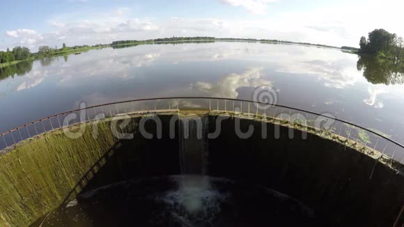 湖塘坝夏季泼水4K视频的预览图