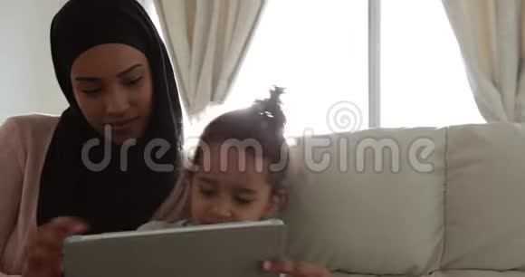 妈妈和女儿在家视频的预览图