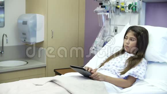 小女孩在病房和男护士聊天视频的预览图