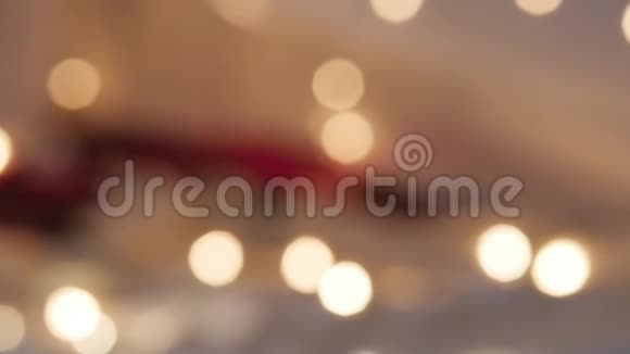 抽象的彩色离焦圆形背景圣诞灯视频的预览图