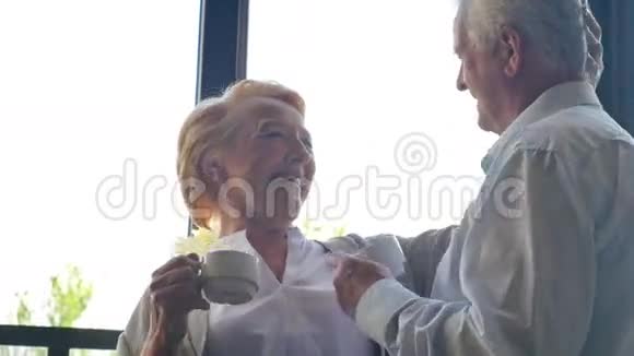 幸福相爱的老夫妇喝茶彼此交谈视频的预览图