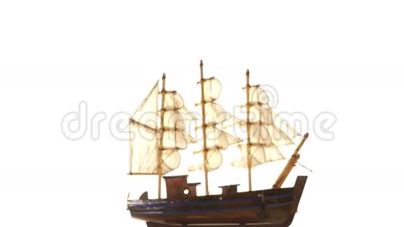 白色背景的模型帆船视频的预览图