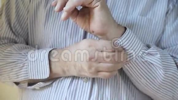 男人用麻木的手指扣袖口视频的预览图